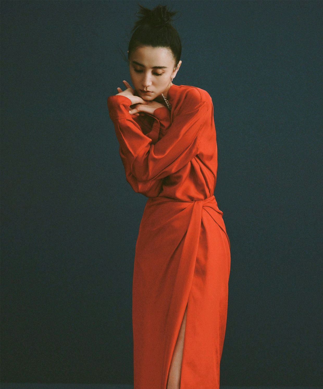 宋佳穿西裤视频,宋佳出席活动穿搭白色西装套装