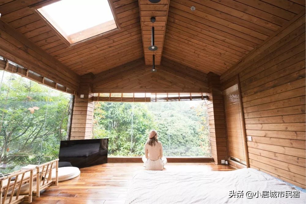 组队去火爆的玻璃屋民宿，星空下围炉火锅烧烤，唱k麻将，放烟花