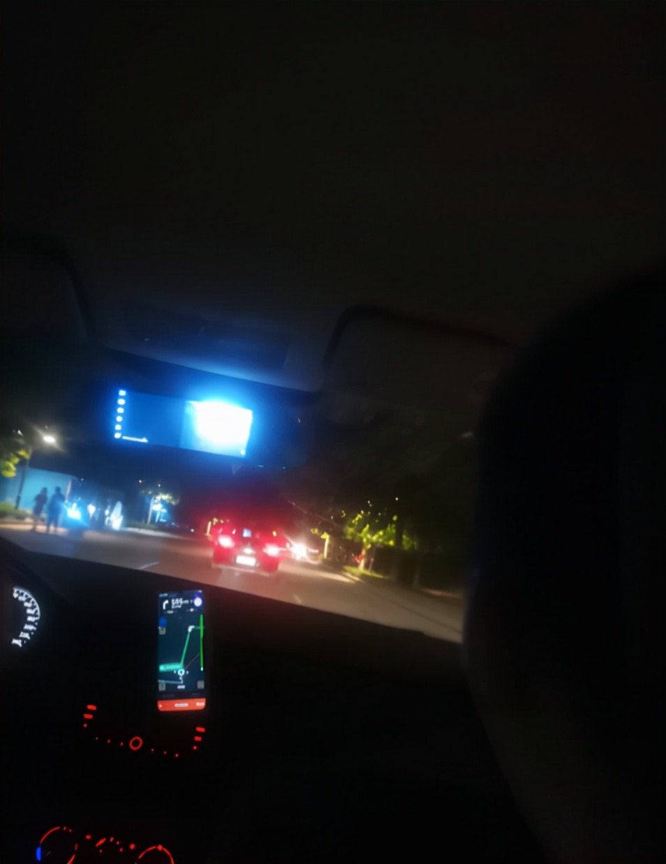 雨天跟郑州代驾司机聊了聊，月入8000感觉很满足，只要肯干就有钱