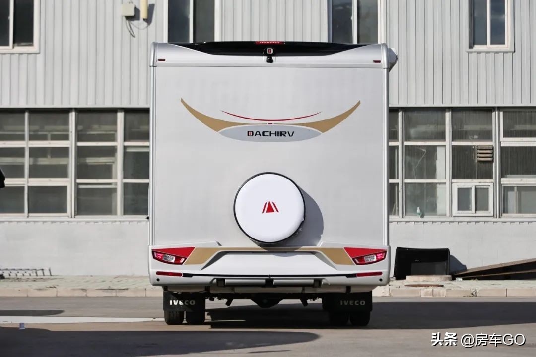 这台房车有5种充电方式，车内电器语音控制，卫生间也是干湿分离