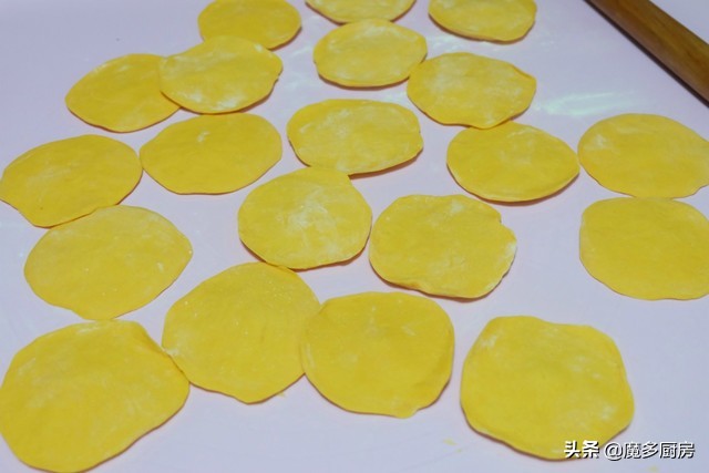 手把手教你做玫瑰花馒头，南瓜泥揉面，色泽金黄口感香软，好吃