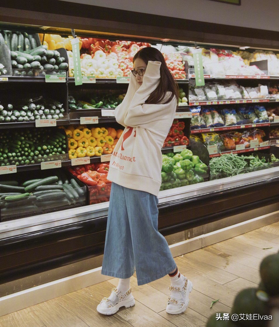 倪妮出发洛杉矶终于奢侈回，穿18999衣配7900鞋，罕见红唇太抢眼