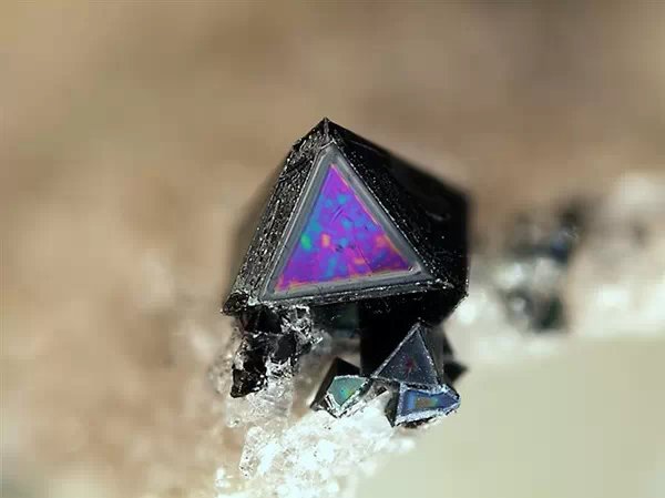 各种宝石原石的种类图片大全,高清彩色宝石原石图片大全