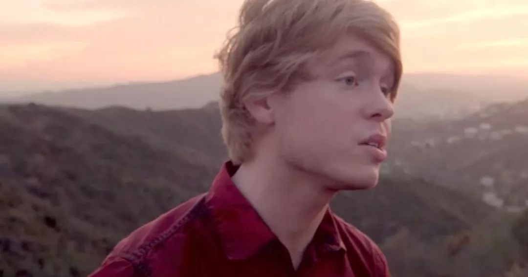 为自证头号粉丝，这群未成年女孩向YouTube网红发露骨视频？？？