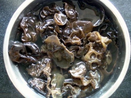 一家三口吃黑木耳中毒真相竟然是,一家三口确实是吃了黑木耳中毒