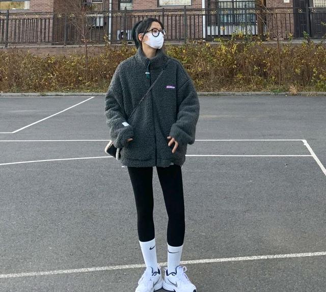 人人都在穿的“黑色打*裤底**”，冬季要怎么搭才更出众时髦？