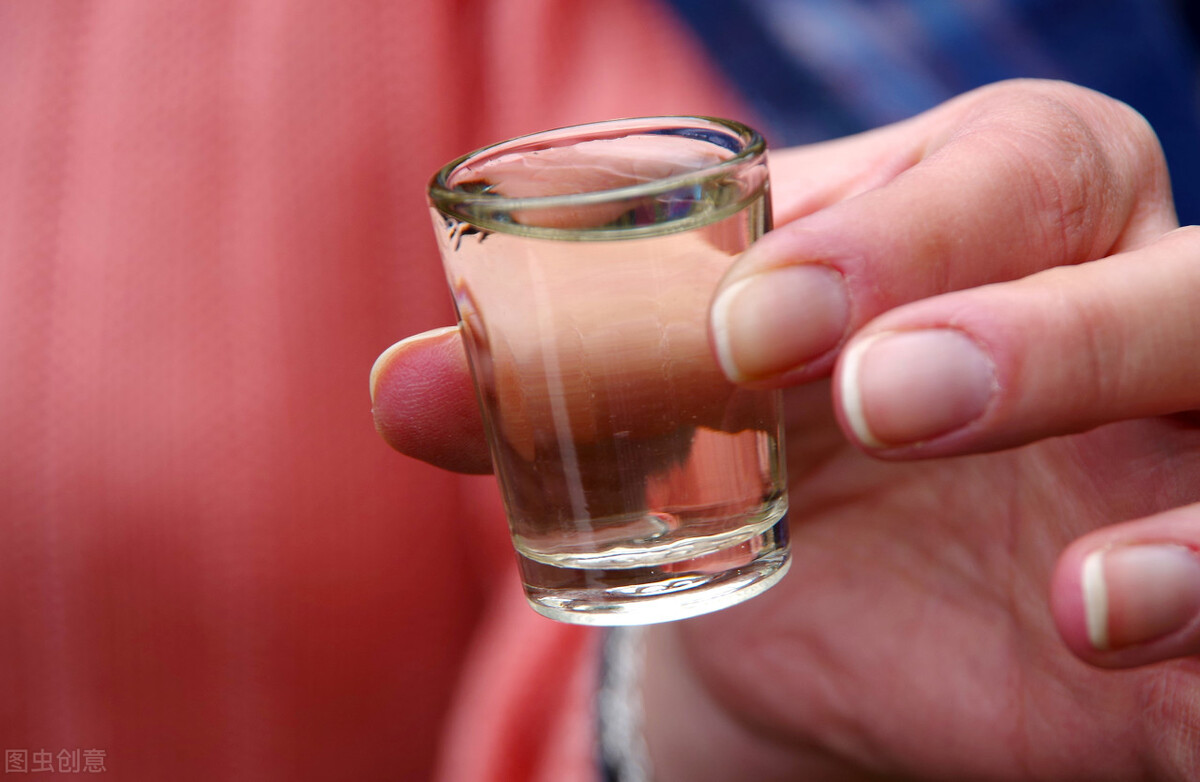 500毫升的白酒和啤酒一样重吗,一箱500的白酒多重