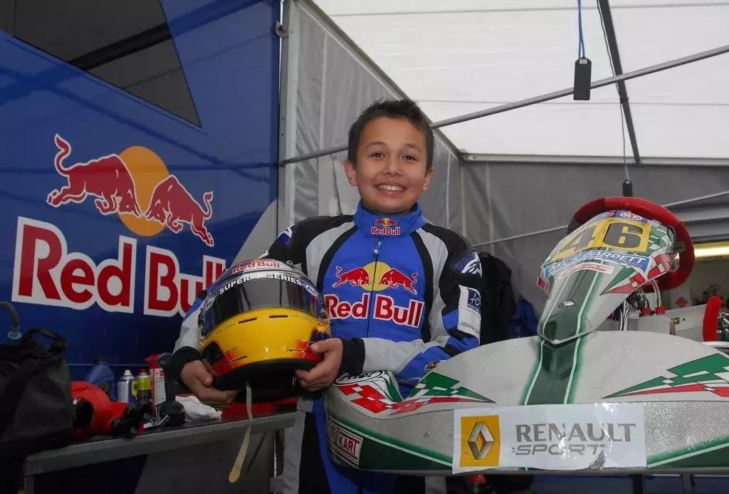 红牛之争背后的秘密,红牛极限运动空中换人