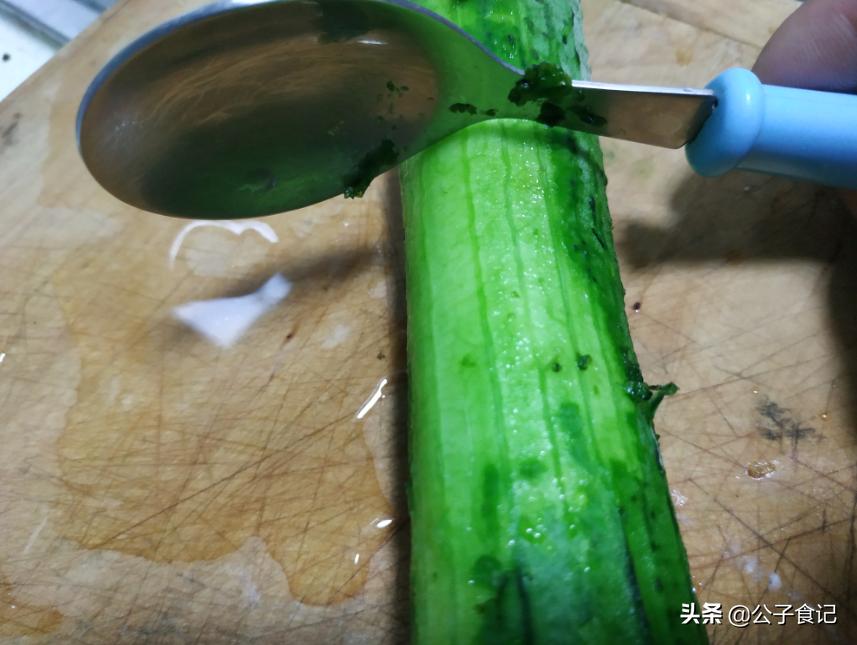 吃丝瓜要去掉籽吗,吃丝瓜用不用掏瓤