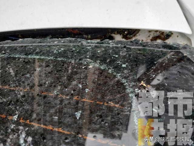 车玻璃外侧有伤痕,车玻璃上的轻微刮痕