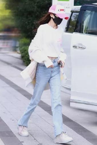 杨幂穿连体短裤时尚大片,杨幂现身粉色风衣配短裤