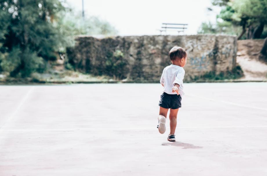 孩子到晚上就不睡觉怎么办呢,孩子到晚上不睡觉就哭