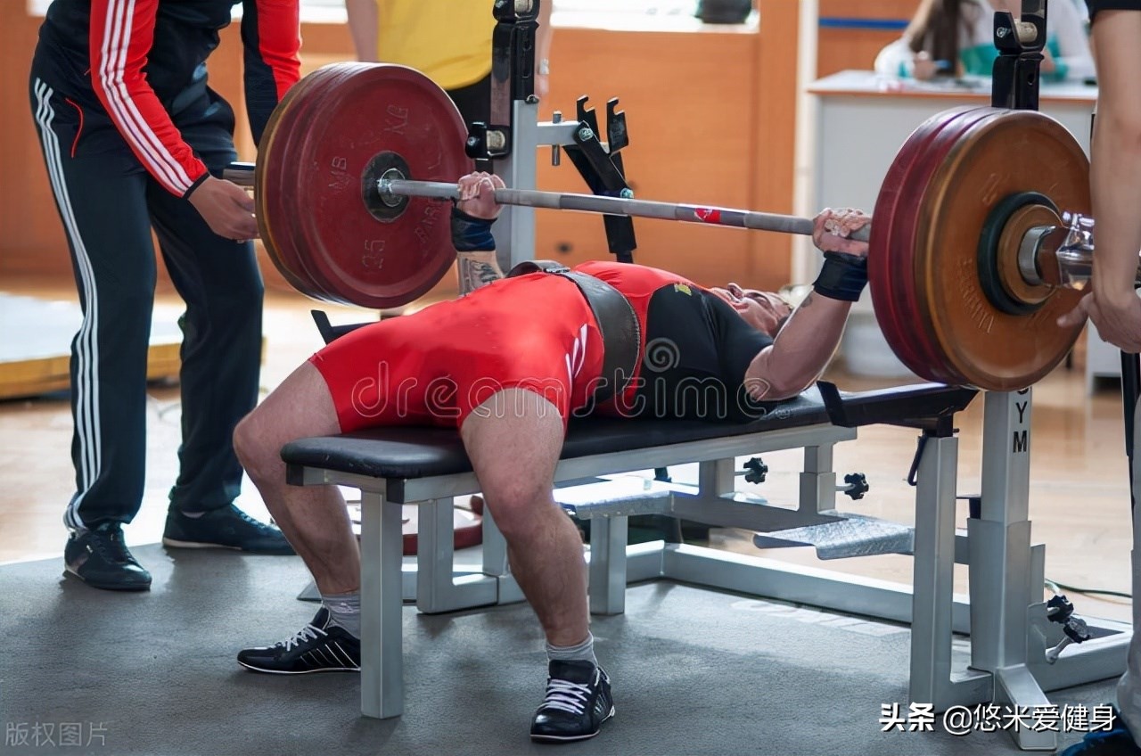 卧推的标准动作，5个细节完善动作质量，有效提升上肢肌肉力量