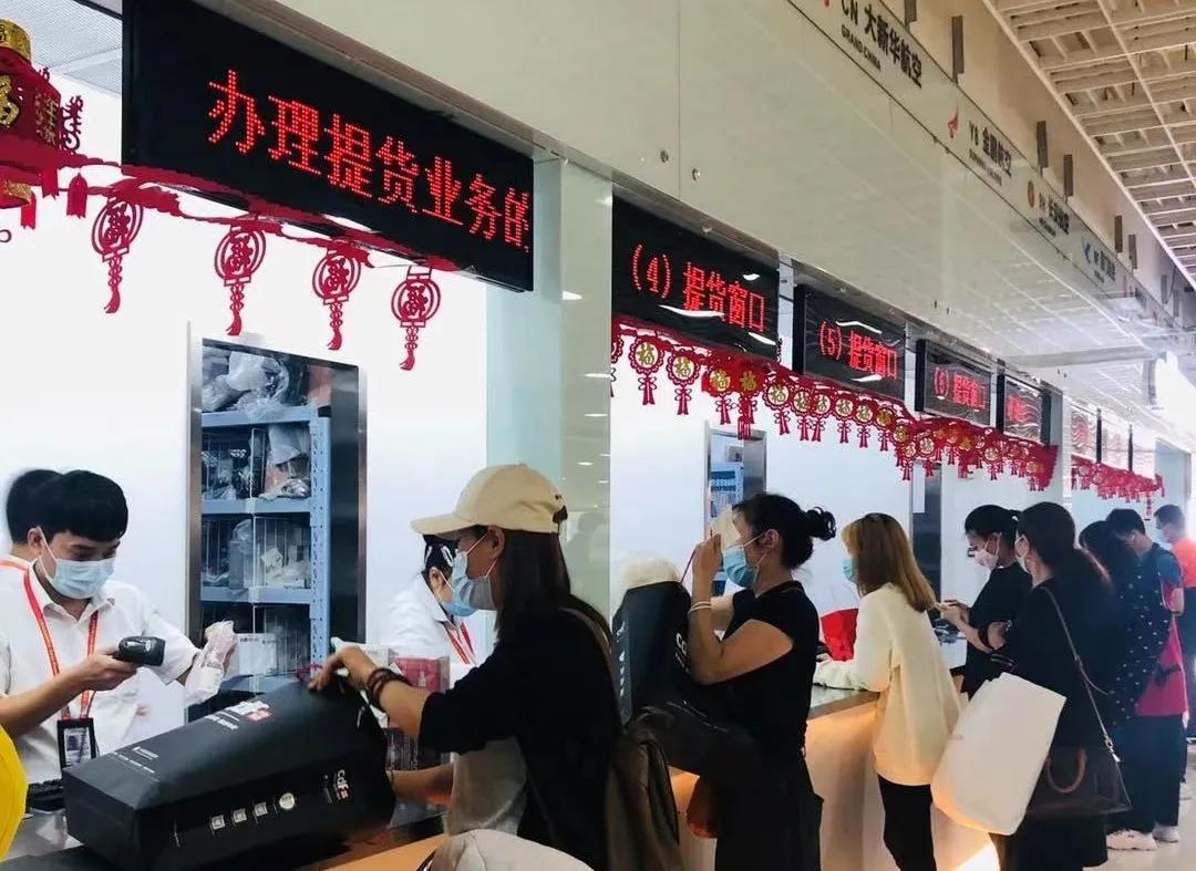 你逛免税店的样子像极了十年前逛两元店