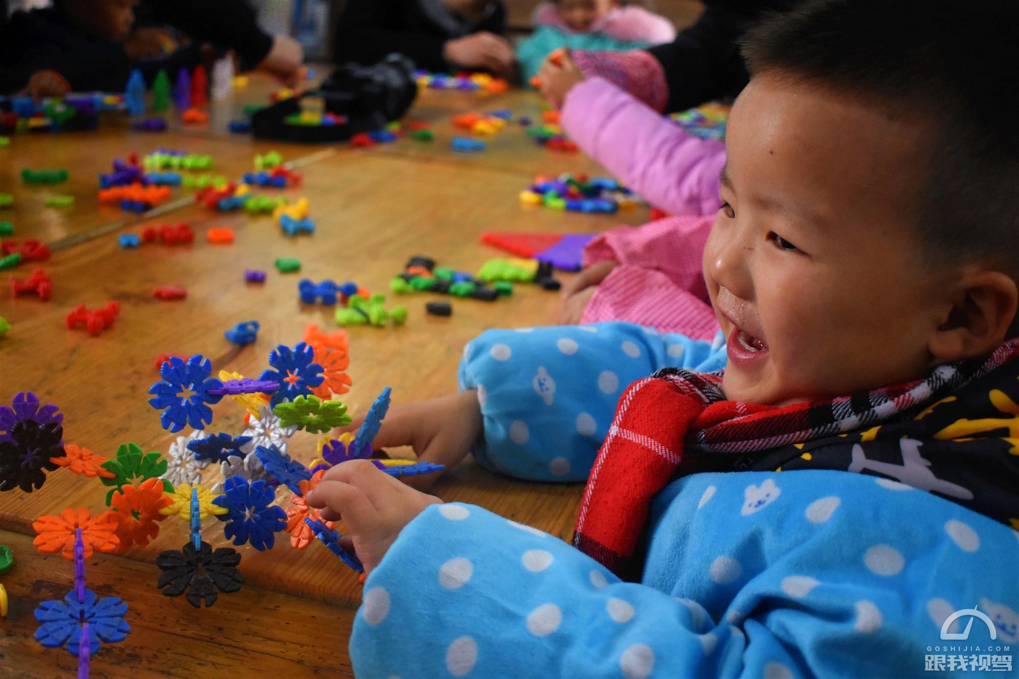 跟我视驾走进成都芋河村小学与“后备箱图书馆”共同传递公益力量