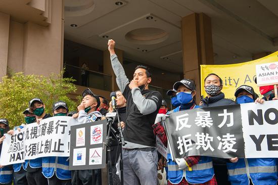 一句话送给歧视亚裔的黑人：弱小和无知不是生存的障碍，傲慢才是