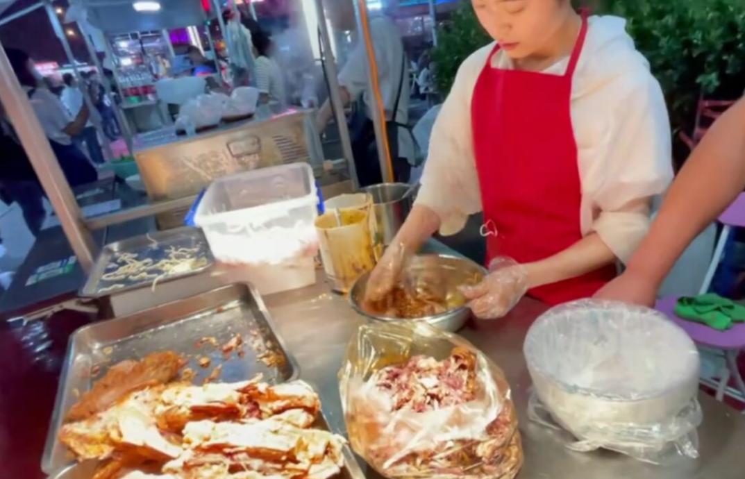 90后女孩辞职摆摊卖小吃,适合女生摆摊的网红小吃路边摊