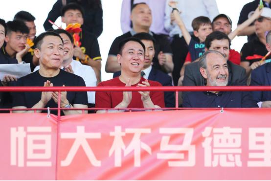 许家印观战恒大马德里足球冠军赛决赛勉励小将为国争光