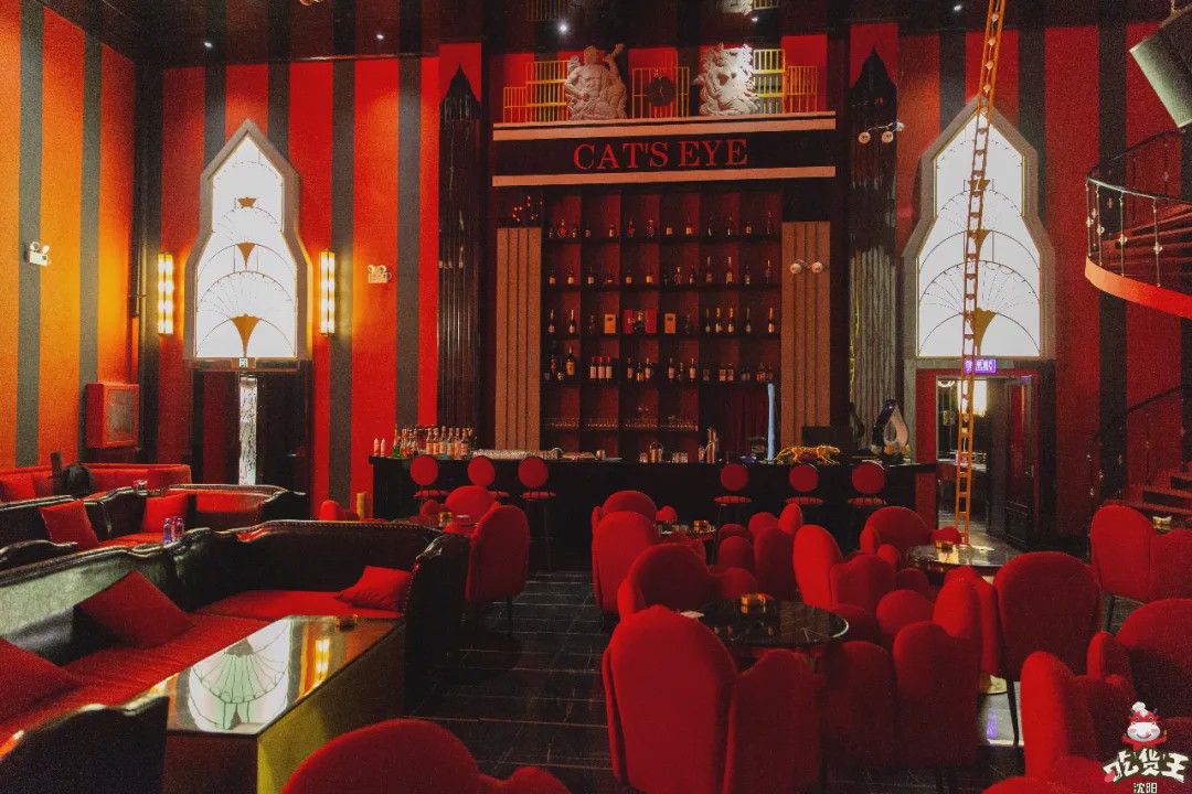 这家藏在居民楼里の「复古酒吧」，居然靠着“人气美食”上位？