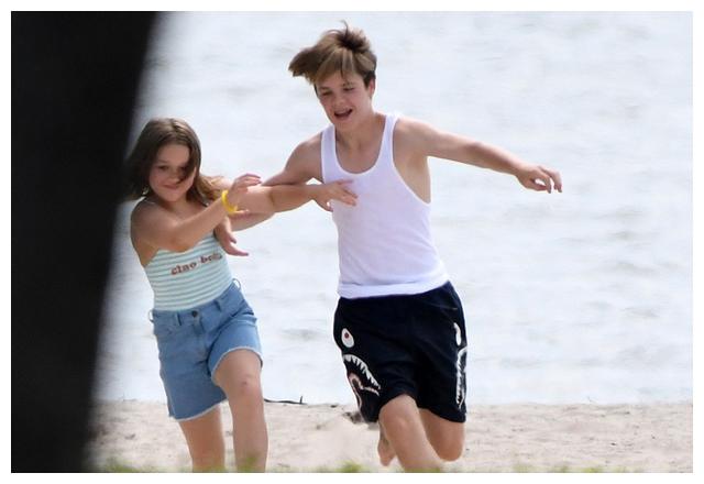 贝克汉姆小七奶娃,七公主出门不用走路