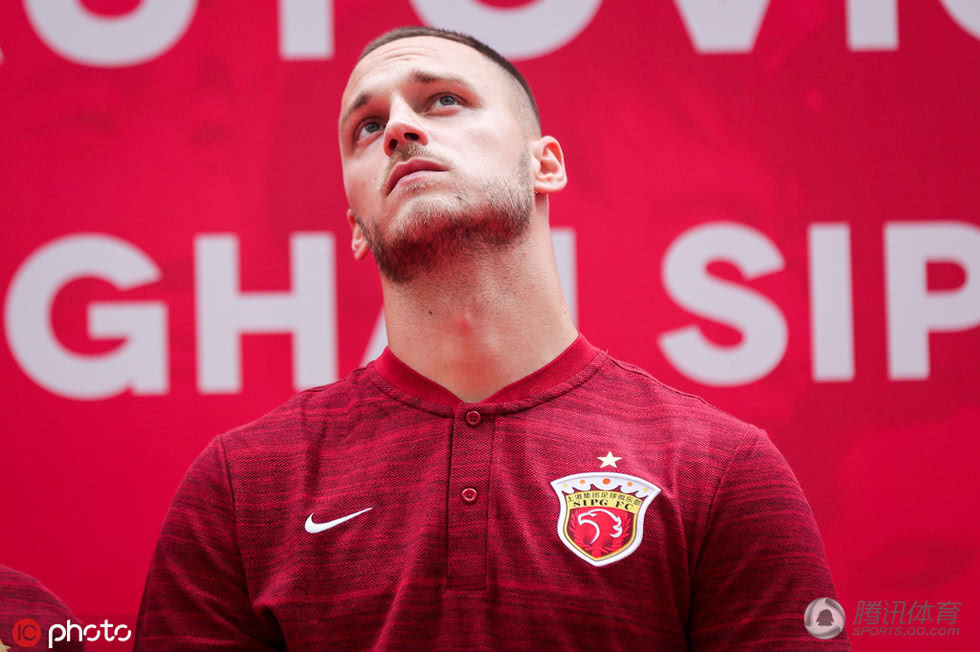 上港新援展示7号球衣阿瑙托维奇接班武磊