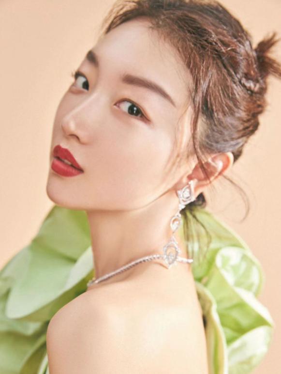 周冬雨秀小蛮腰,周冬雨红毯造型黑色抹胸