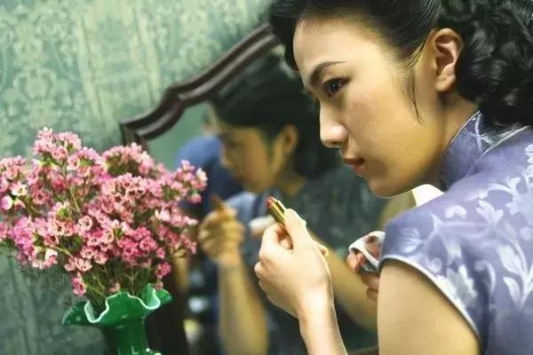 女生为什么要涂那么多东西,唇色深的女生涂口红