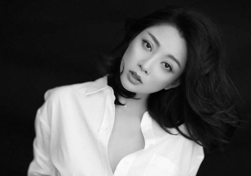 45岁视后曾翻热巴白眼，嘲唐嫣少女感，前夫入狱被男友踢屁股