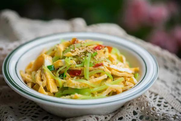 莴笋是焯水好还是直接炒,莴笋最忌焯水和直接炒