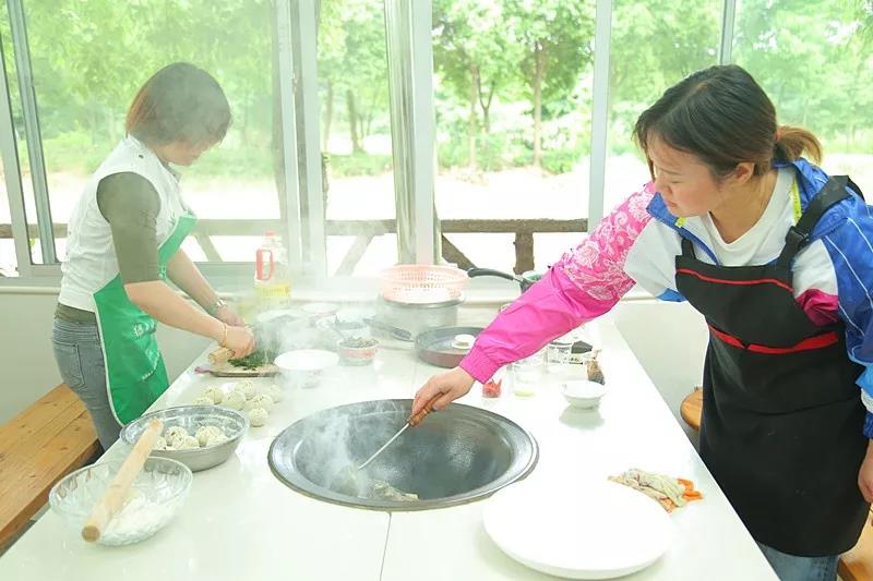 八方游客齐聚桑果紫酒节，共赴这场采桑品酿盛会