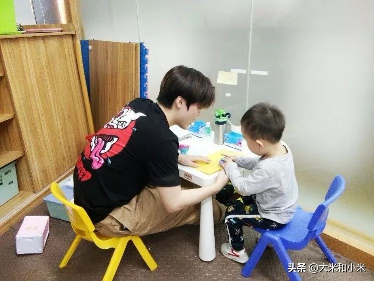 两岁孩子自闭症干预后能恢复多少,儿子患有自闭症父母怎么教
