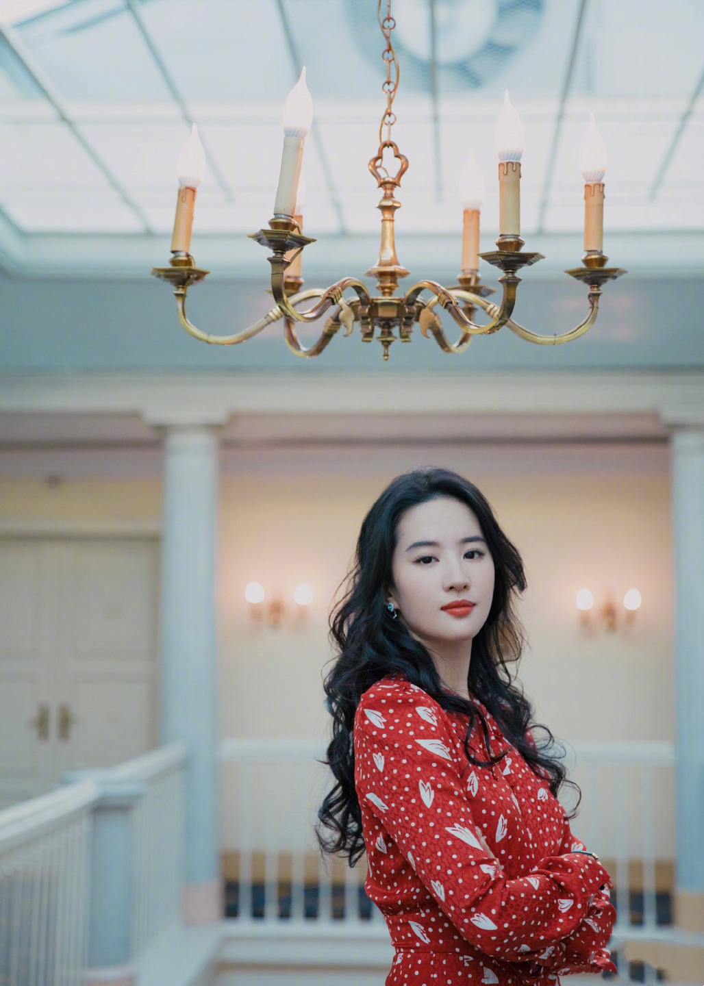 适合圆脸女生中分发型,圆脸女生适合的偏中分帅气发型