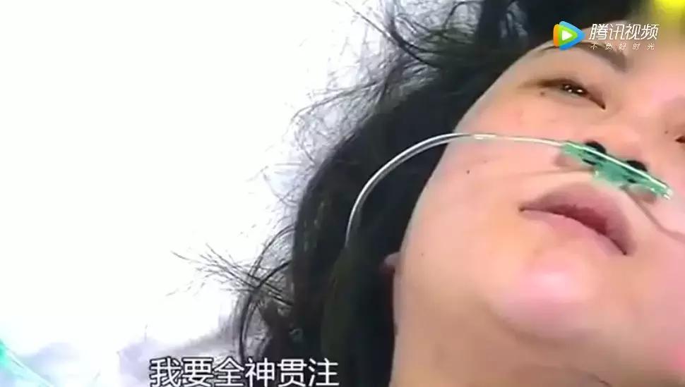 4分钟顺产视频曝光，丈夫的反应让人沉默，女人是在用生命生孩子