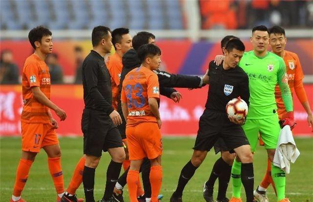 中国足球新闻最新事件,中国足协傅明争议判罚