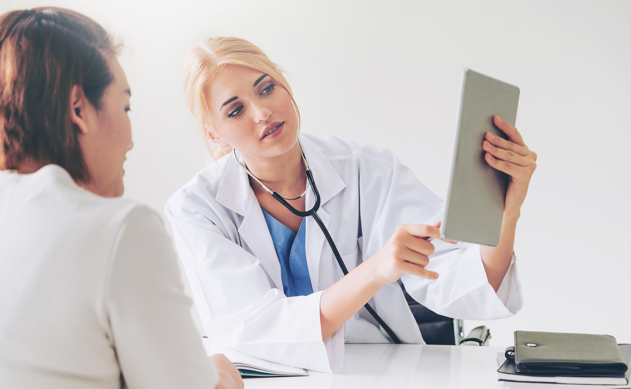 白带上有血丝怎么回事严重吗,白带有血丝是什么原因怎么办