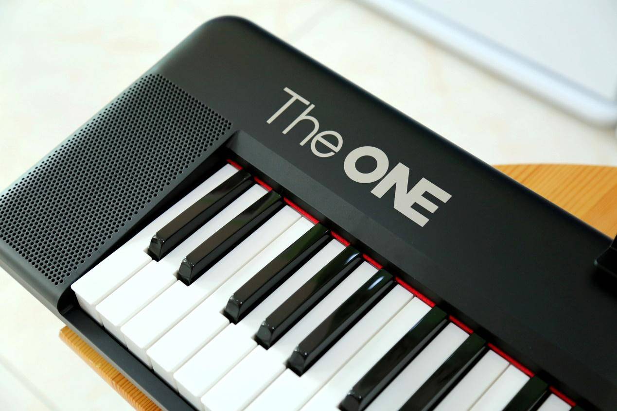 theone智能钢琴连接其它乐器,学会钢琴再弹电子琴