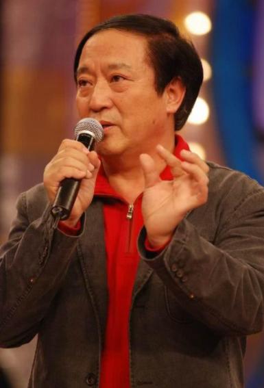 58岁丢官离婚,71岁晚景凄凉,牛群混成这样,冯巩为何不帮帮他?