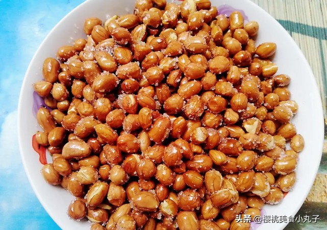 炸花生米先放油还是先放花生米,炸花生米和煮花生米哪个更好
