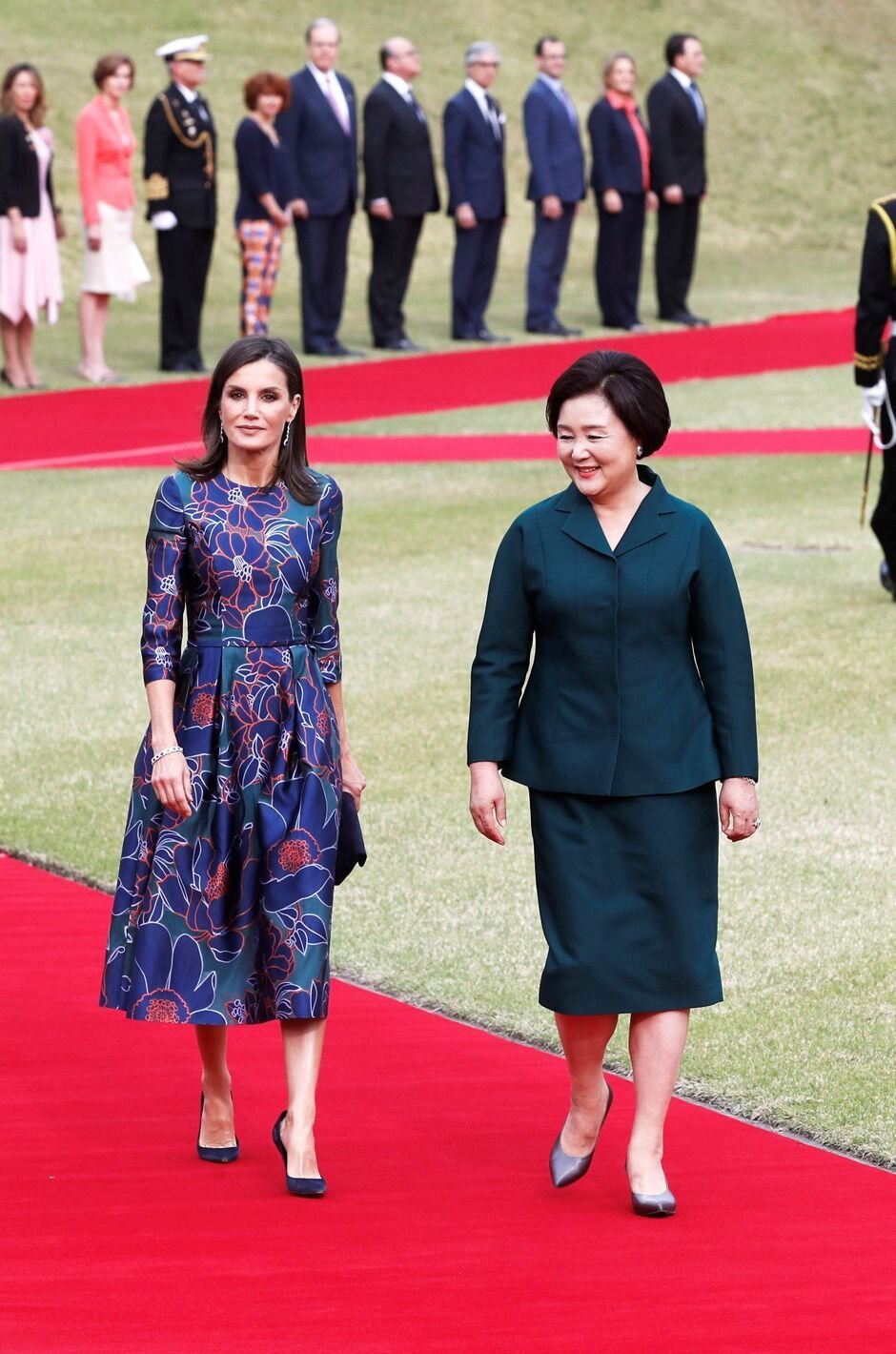 谁说莱蒂齐亚不爱珠宝？光是腕间都很精彩，最爱婆婆送的字母手链