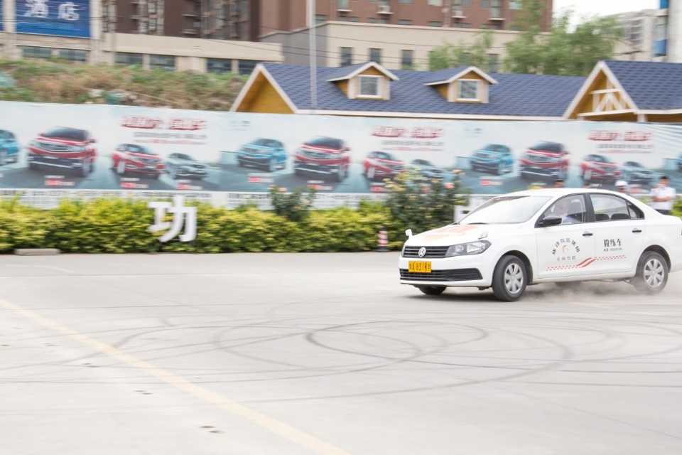 郑州特技飞行表演,郑州成功驾校科目一直播