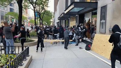 美国一家耐克店一分钟内被抢光！黑人妇女抱着抢来的鞋欢呼