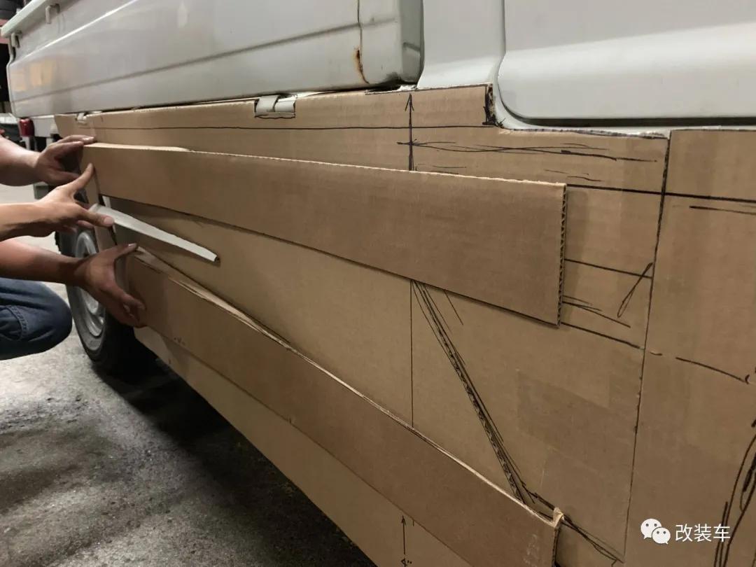 中置四驱五速手动的双门超跑，今晚我在秋名山等你