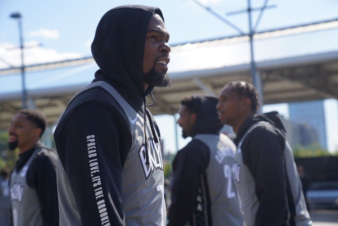 欧文杜兰特场边穿西装观战,欧文杜兰特篮网球衣亮相