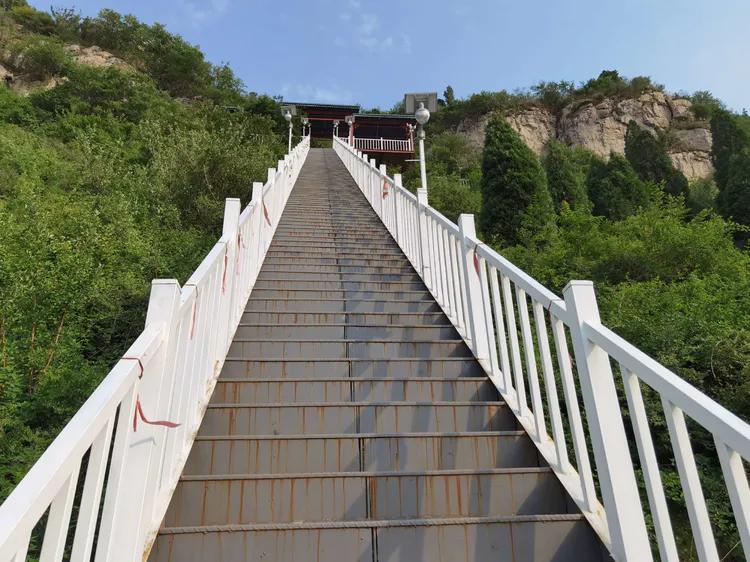 济南灵岩大佛山景区,济南灵岩寺大佛风景区