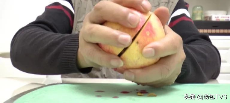 怎么剥石榴剥得又好又干净,怎样快速的剥石榴不脏手