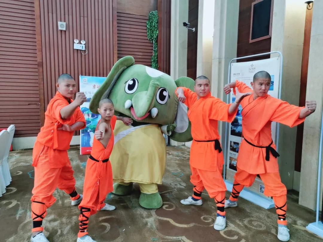 嗨翻现场！河南萌物大象奔奔受邀参加天成总裁系统培训会