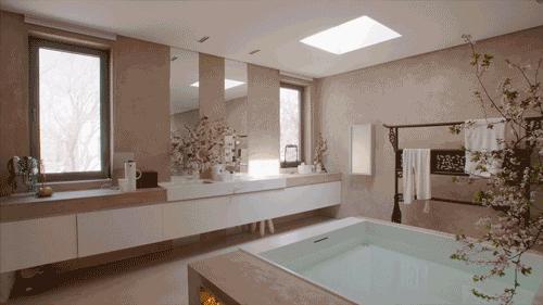 她买下别人挑剩的渣户型，花10年任性改造，浴缸像床那么大