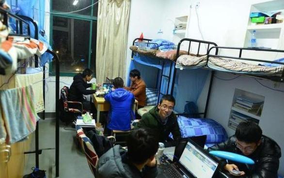 寝室最好是选上铺还是下铺,学生寝室住下铺好还是上铺好