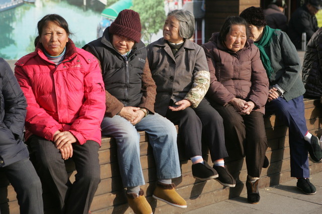 专门对老年人实施的诈骗套路,1300多位老人陷入以房养老骗局