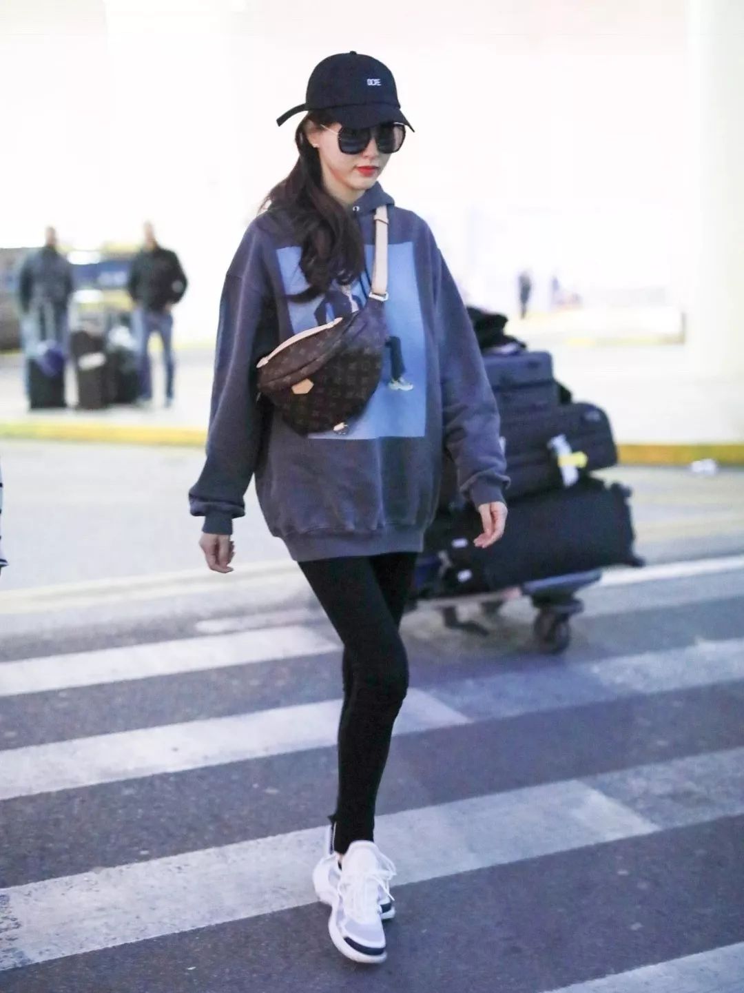 今年最火的斜挎腰包,腰包该怎么搭配